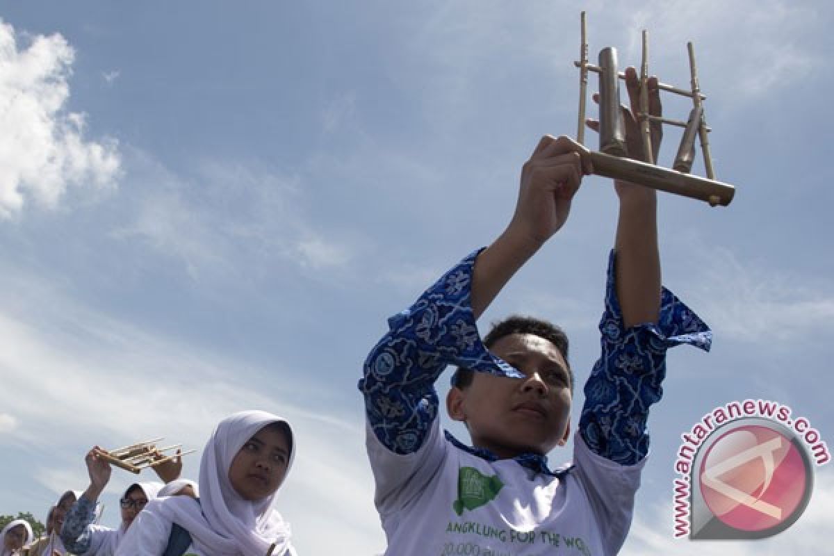 Jawa Barat ingin sebarkan pesan damai dengan angklung