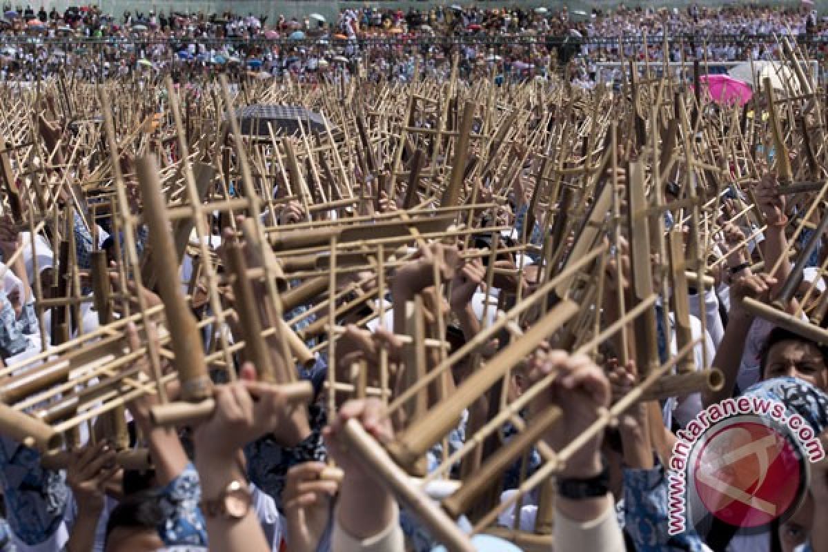 Warga Jabar pesta main angklung di Gedung Sate