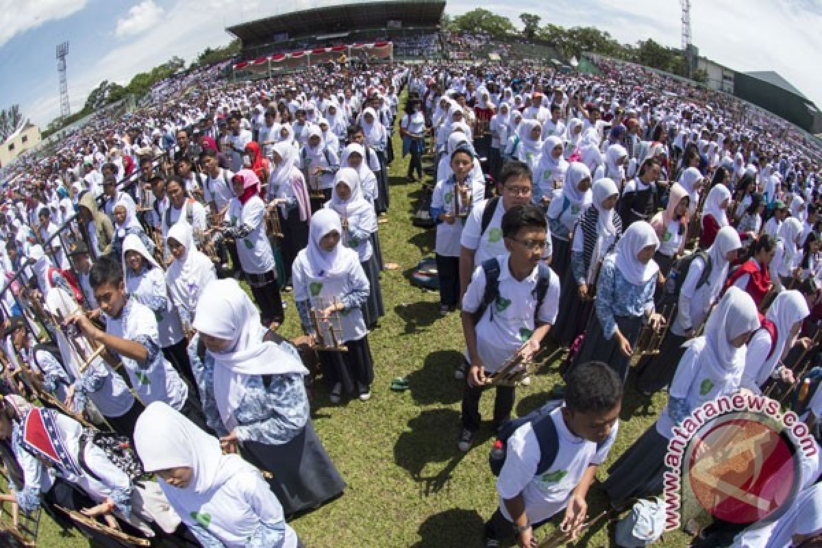 "O Sole Mio" padukan angklung  dan saxophone mukau warga Italia