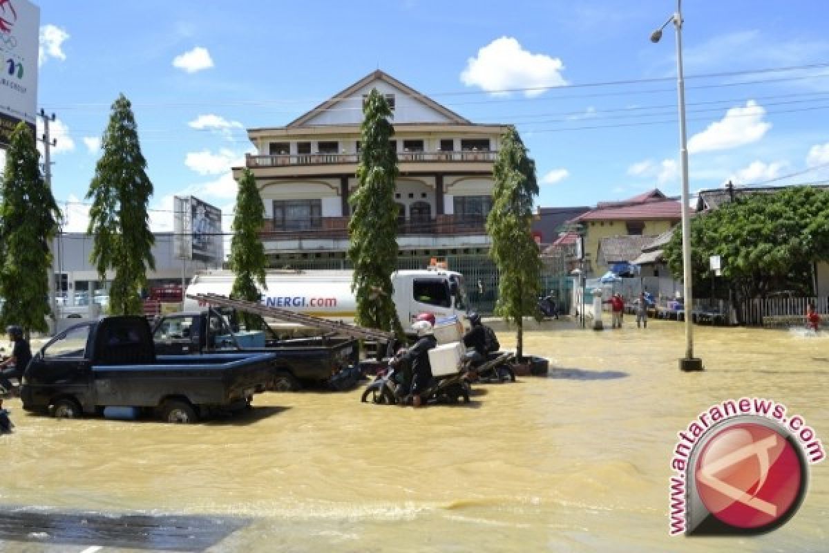 Banjir Akibat Pasang Sungai Mahakam Melanda Samarinda 