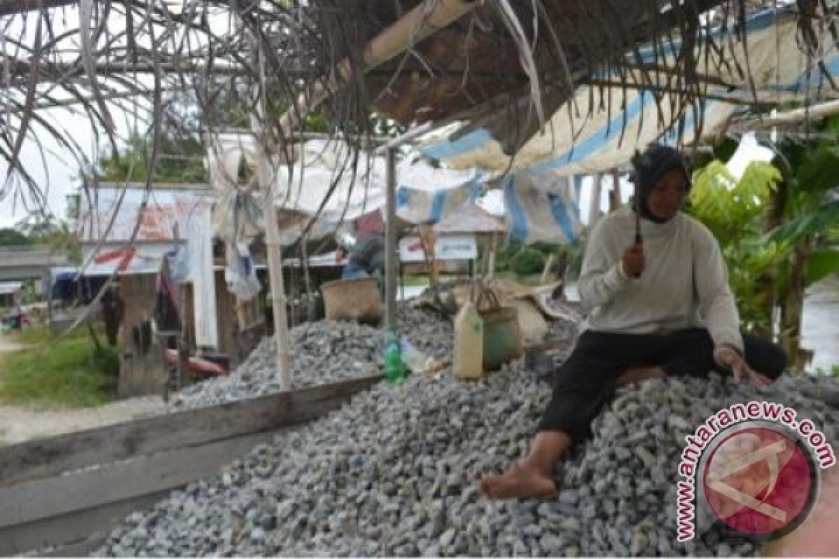 Wanita-wanita Pemecah Batu dari Pehuluan Kapuas