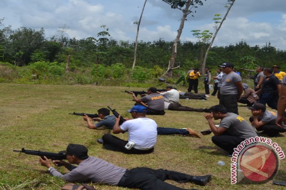 Anggota Polres Melawi Latihan Menembak