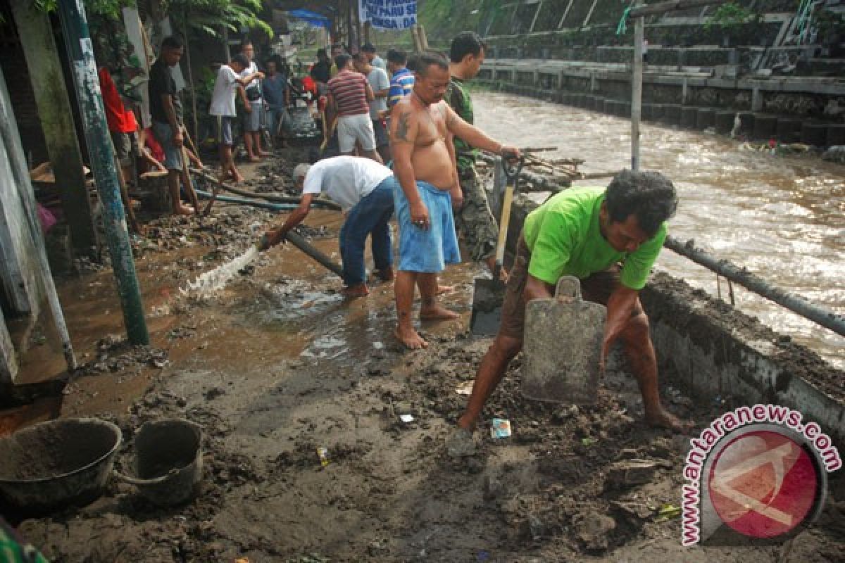 Warga korban banjir diimbau waspadai leptospirosis