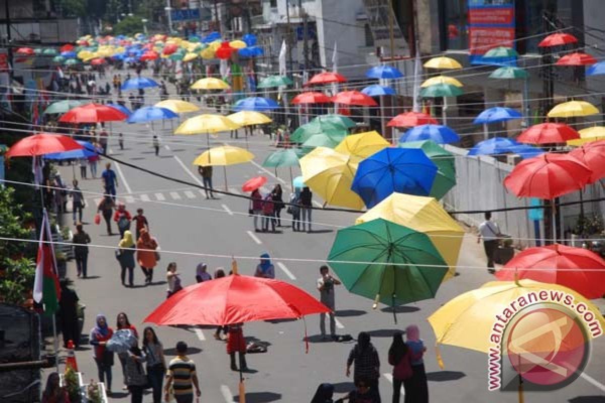 Ramai di sekitar Gedung Merdeka, sepi di Taman Asia Afrika