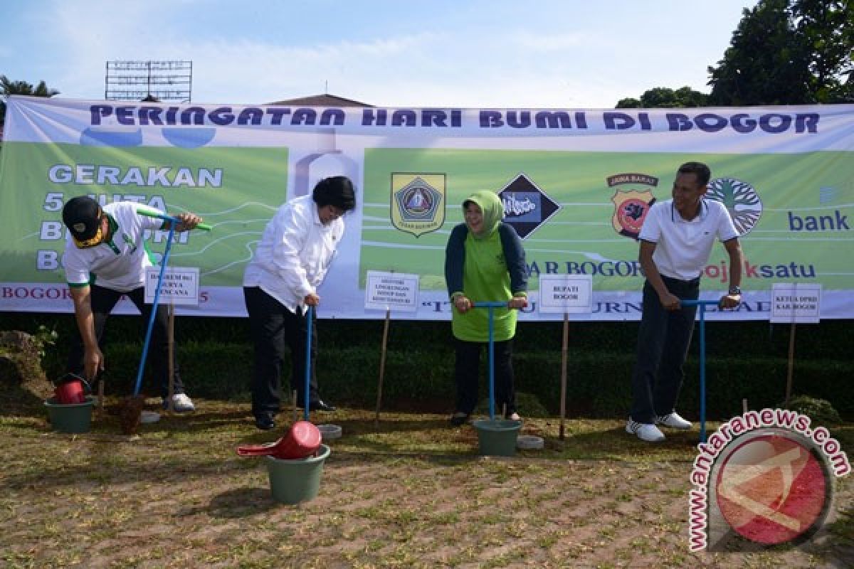 Menteri LHK Buat Lubang Biopori Di Bogor