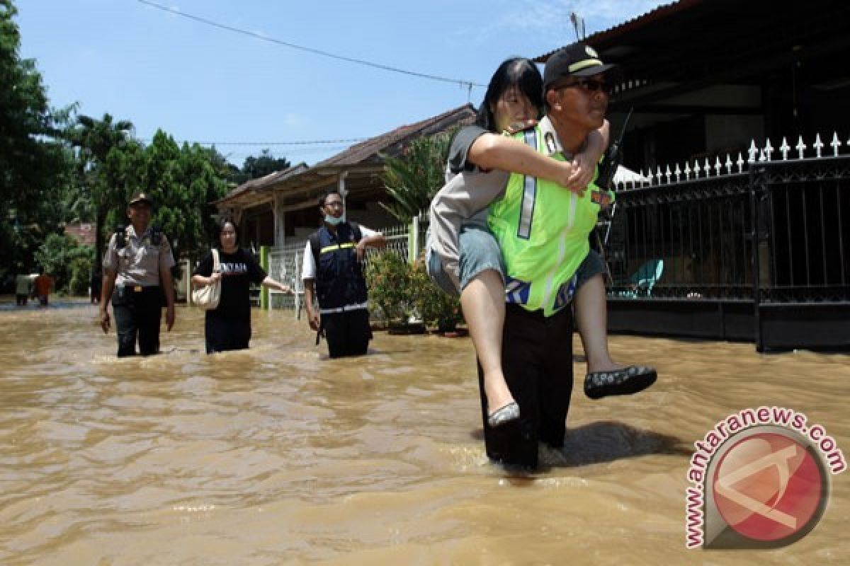 Ratusan Polisi Solo Bersihkan Lingkungan dari Sisa Banjir Lumpur