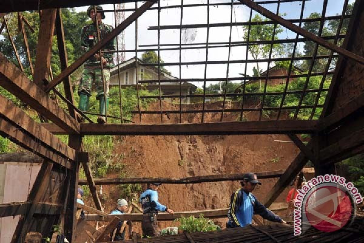 Seorang anak tewas tertimpa longsor di Banyumas