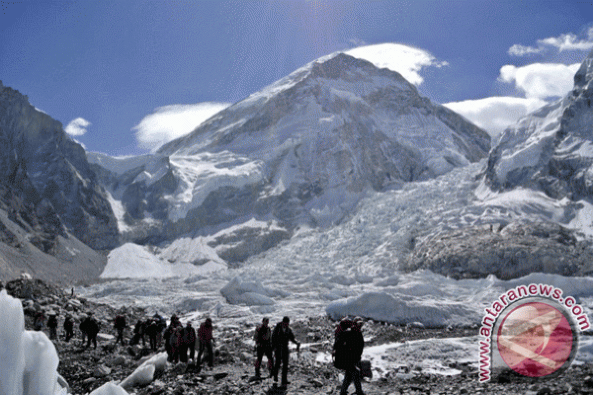 Tim penyelamat angkut pendaki dari Everest