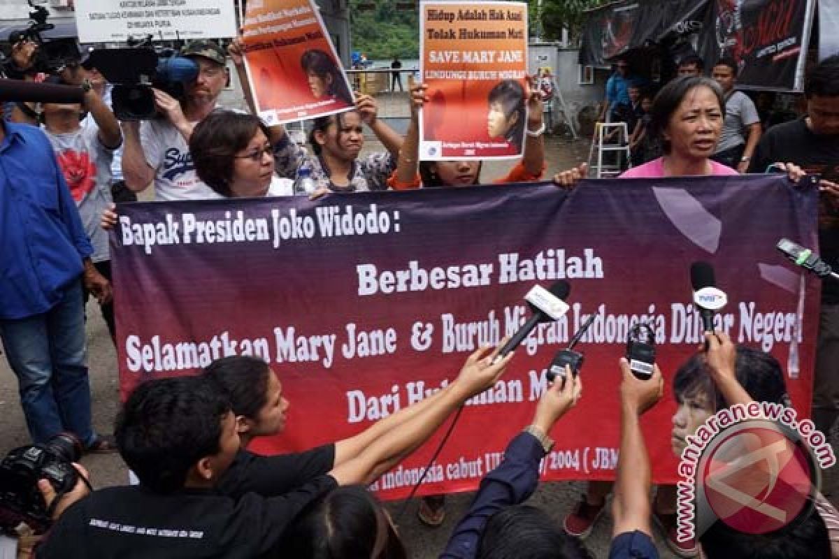 Umat Katolik doakan Mary Jane saat misa harian