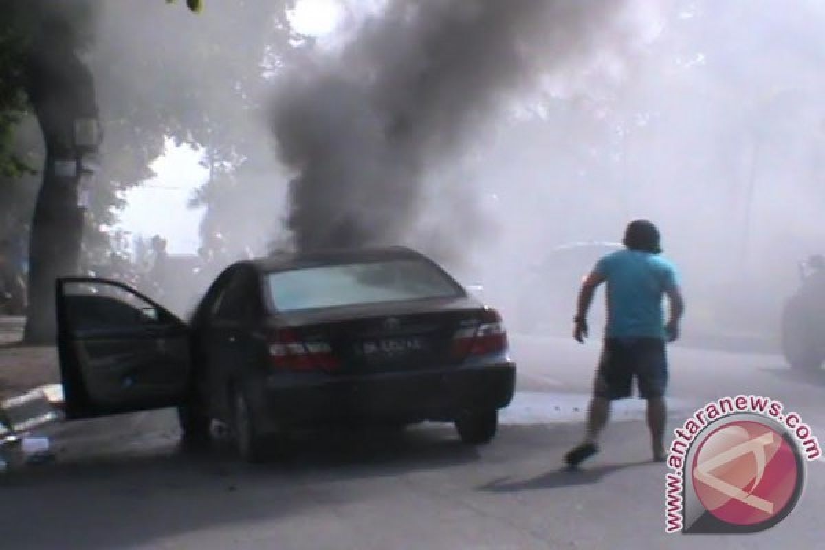 Sebuah mobil terbakar di bawah jembatan layang simpang Polda Sumsel