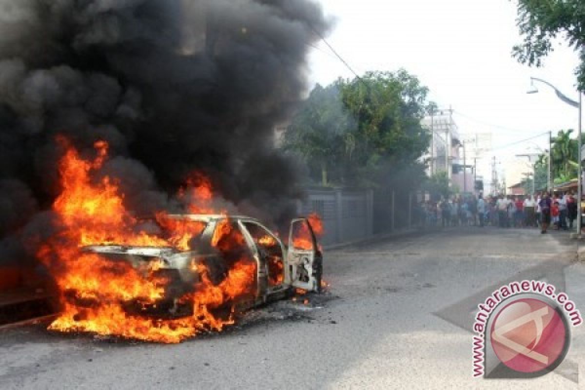 Sebuah mobil terbakar dan meledak di Palembang