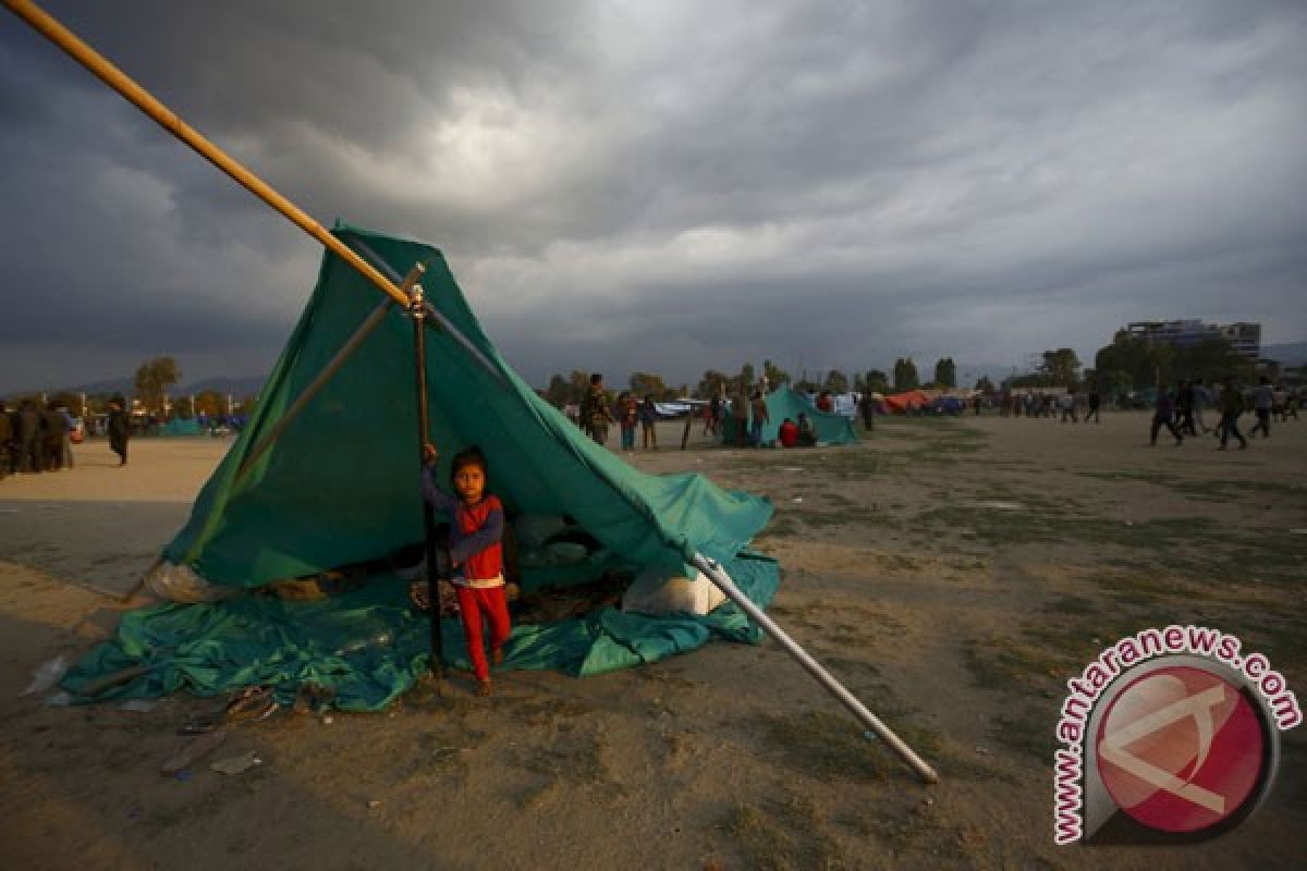 Ribuan warga Nepal habiskan malam di luar rumah