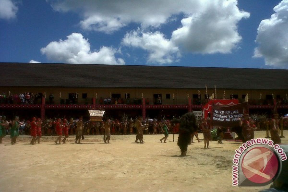 Masyarakat Tiga Kabupaten Gelar Naik Dango di Landak