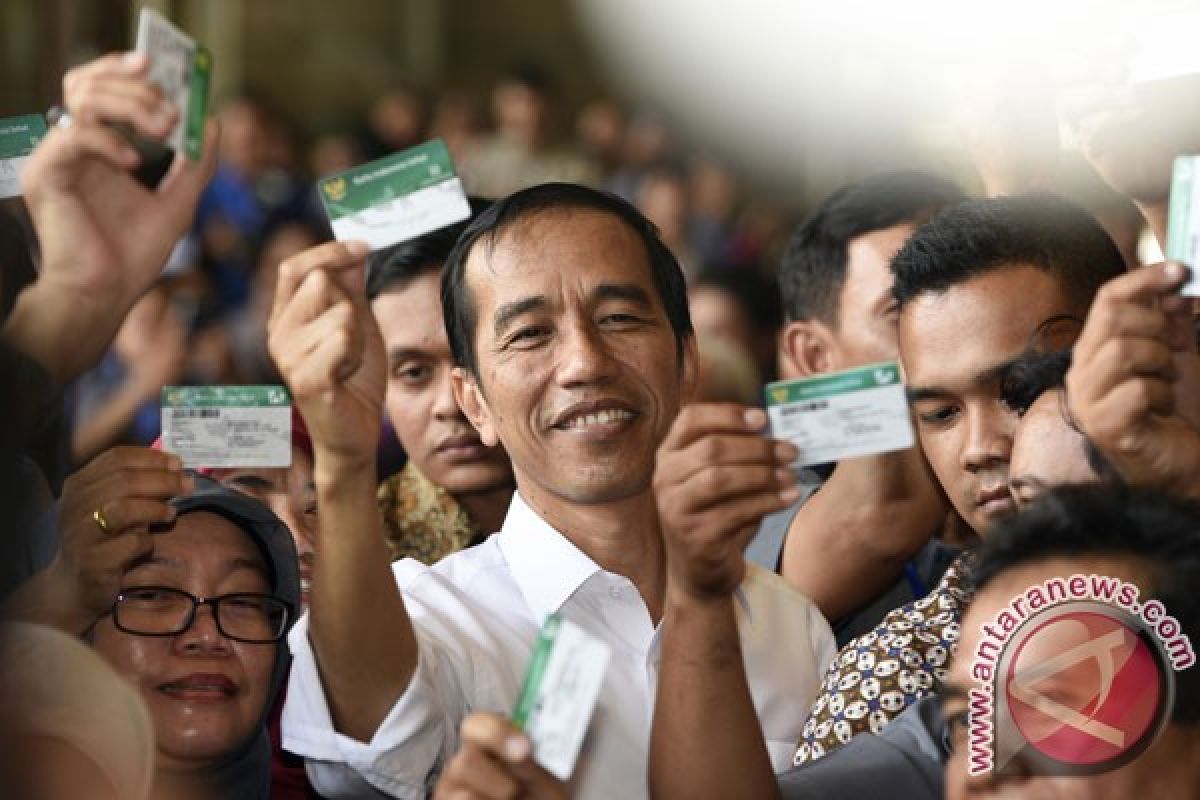 Presiden Jokowi serahkan KIS untuk buruh perkapalan