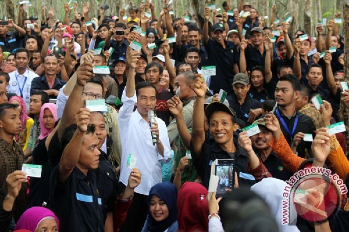 Presiden Serahkan KIS Kepada Buruh 