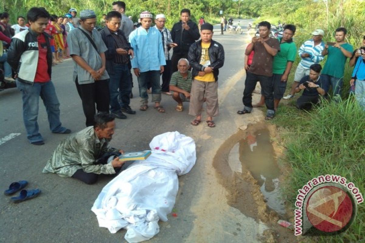 Warga Melawi Lakukan Sumpah Pocong Di Tengah Jalan 