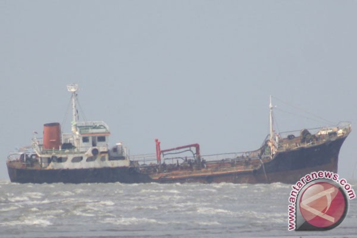 Lanal Karimun evakuasi 60 penumpang kapal kandas