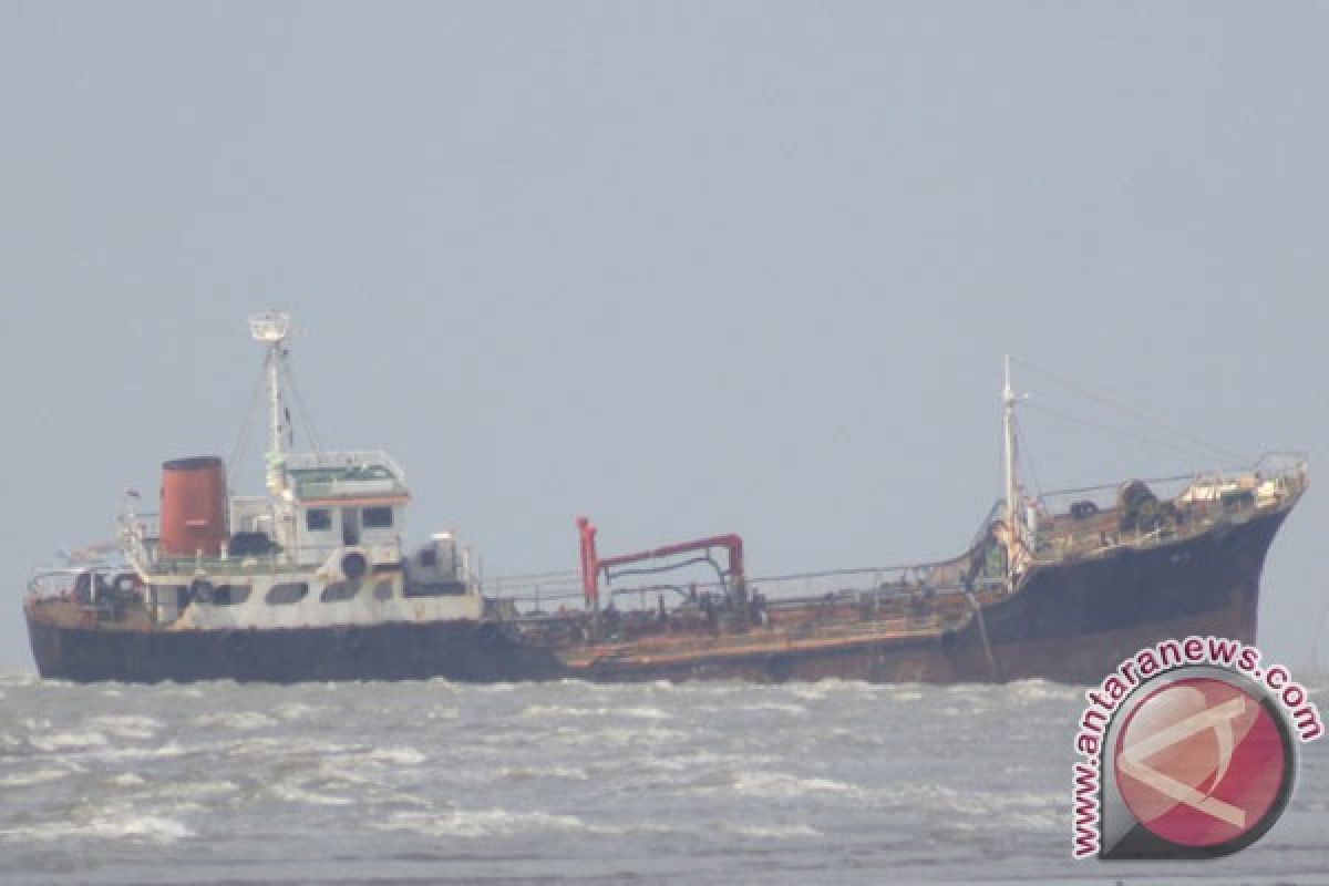 20 kapal nelayan tarik kapal perintis PT Pelni yang kandas