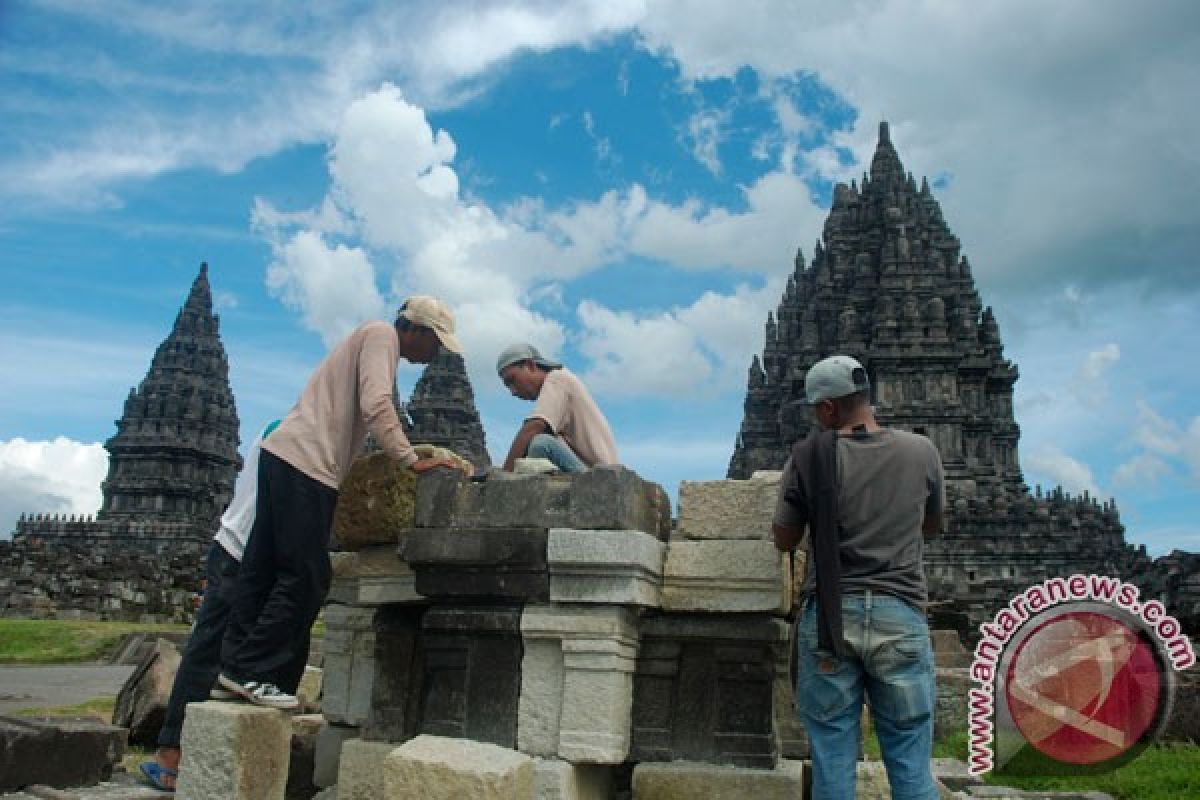 Batu Candi Prambanan ditemukan di tepi rel KA