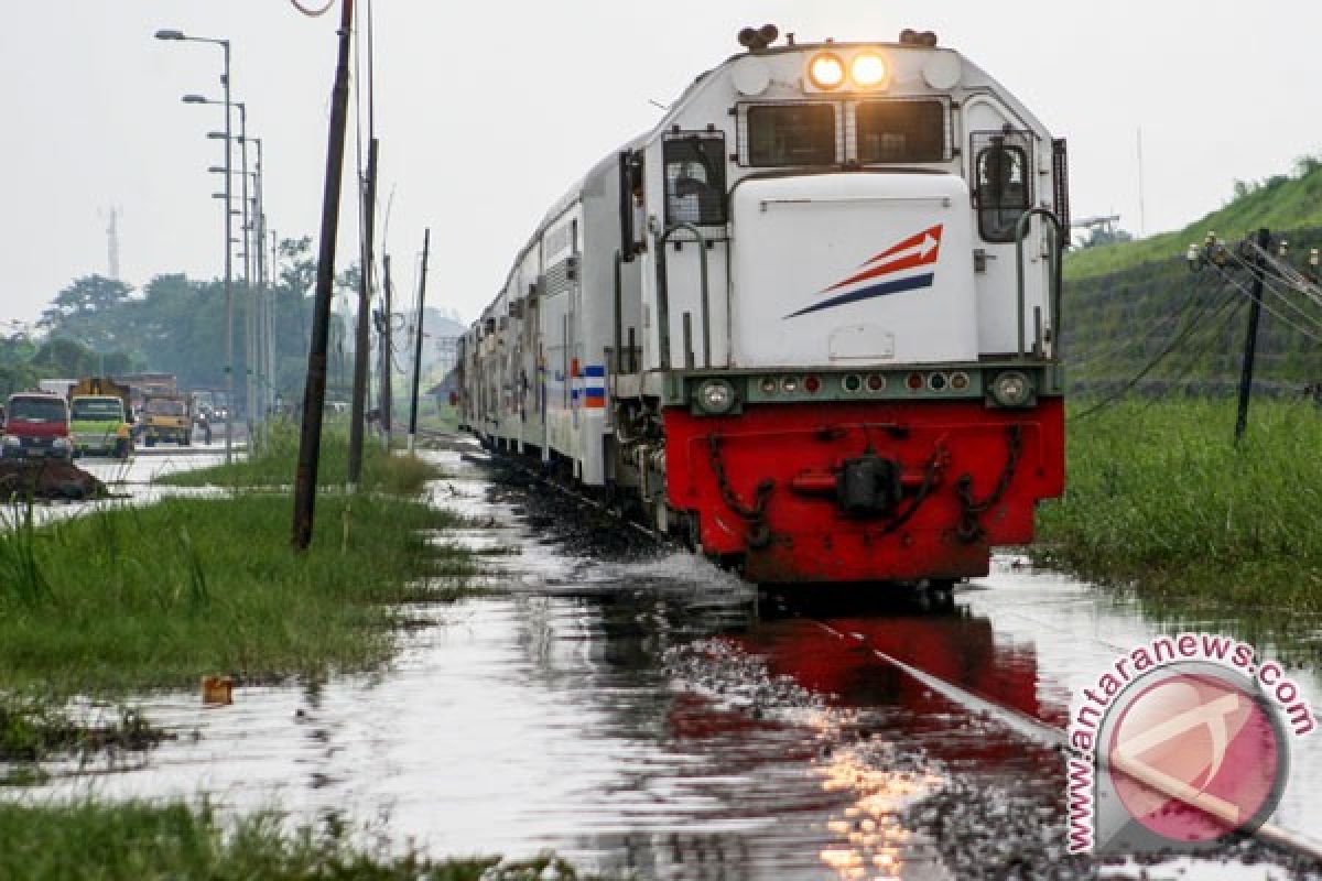 Banjir Mangkang Semarang ganggu perjalanan KA