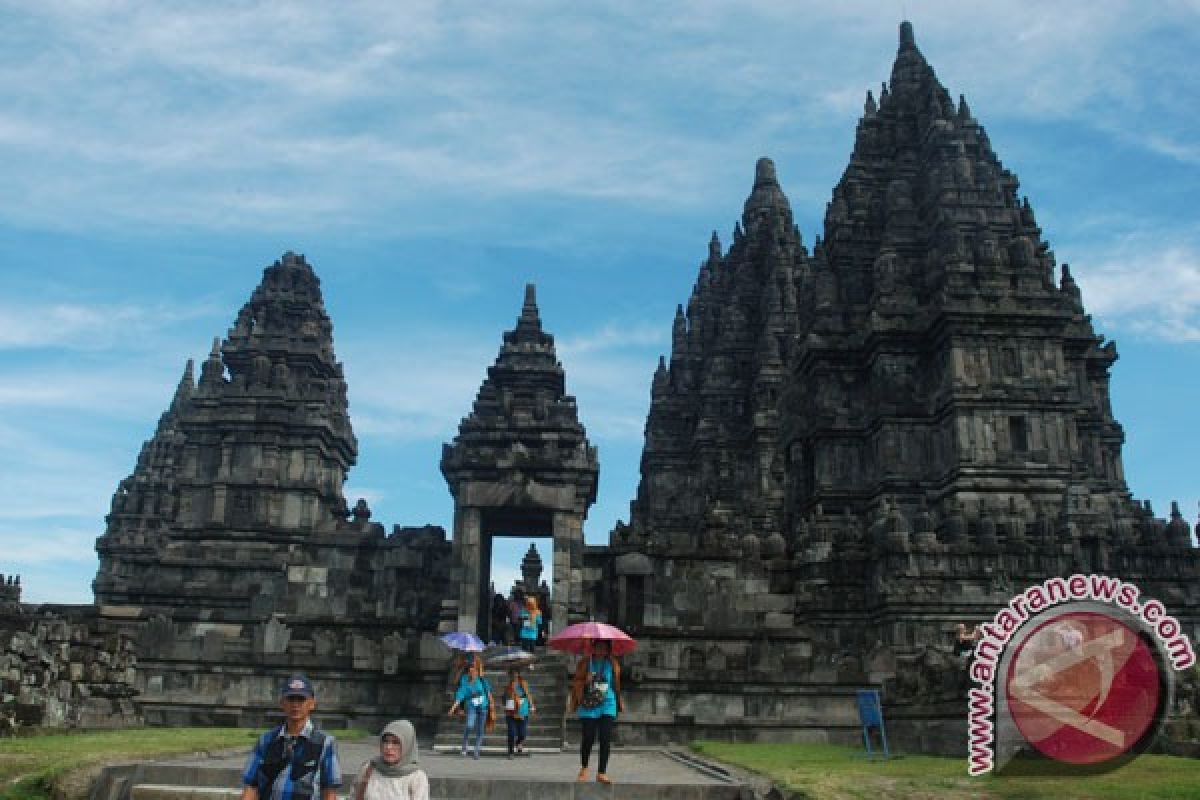 Puluhan ribu wisatawan kunjungi Candi Prambanan