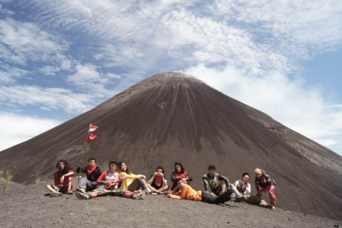 Bupati batasi penambangan batu pasir Gunung Soputan