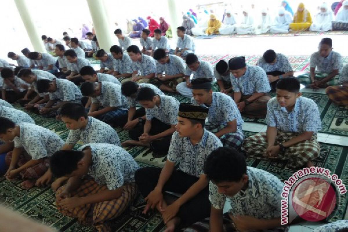 SMPN 1 Ketapang Gelar Zikir Bersama Menghadapi UN