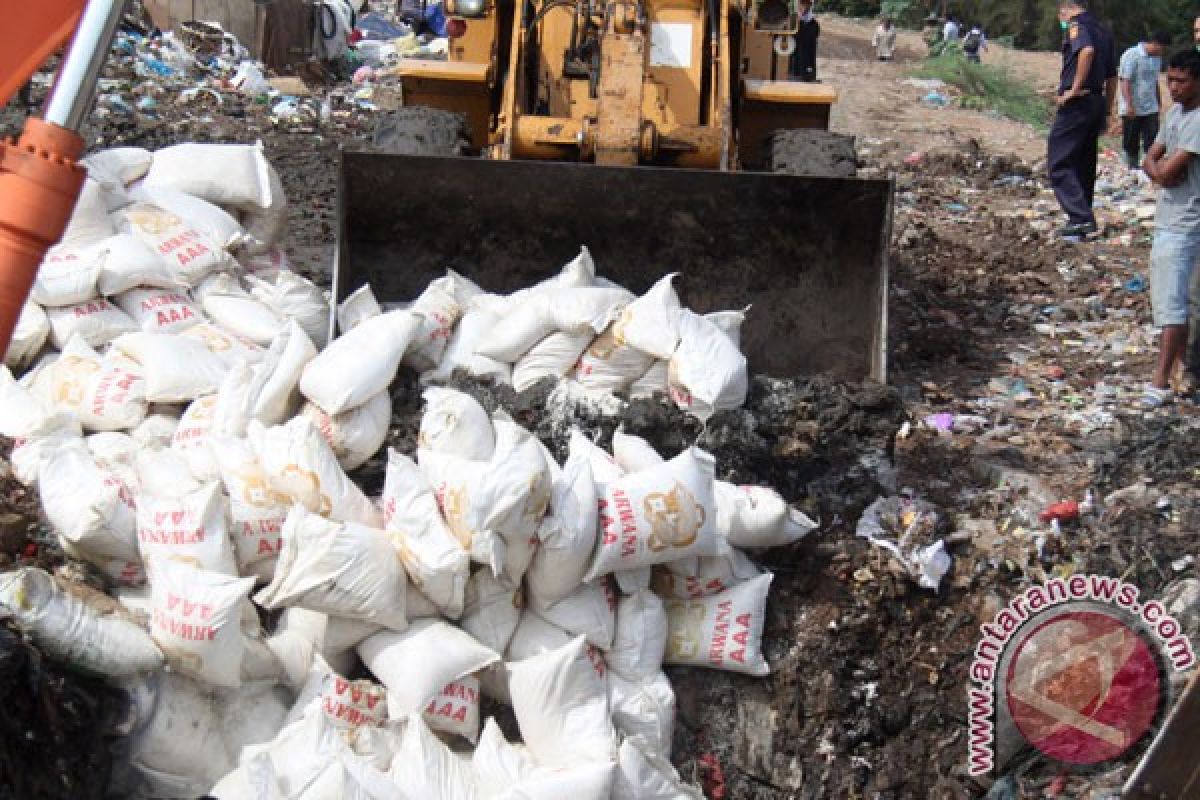 Bea Cukai Kepulauan Riau hibahkan beras impor selundupan