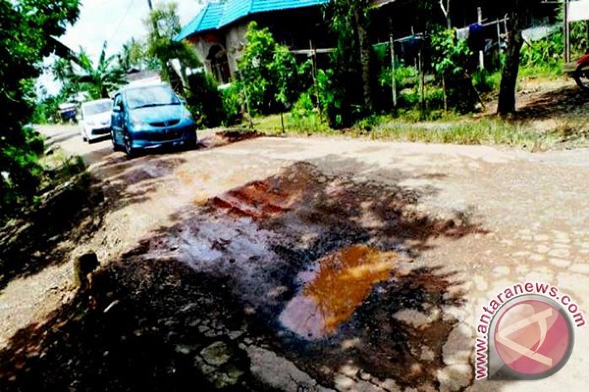 Ruas Jalan Raya Di Desa Pugaan Amblas 