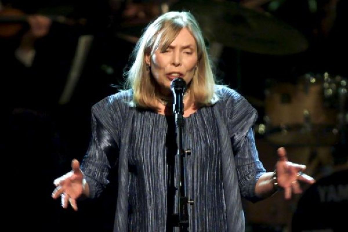 Joni Mitchell dirawat di rumah sakit