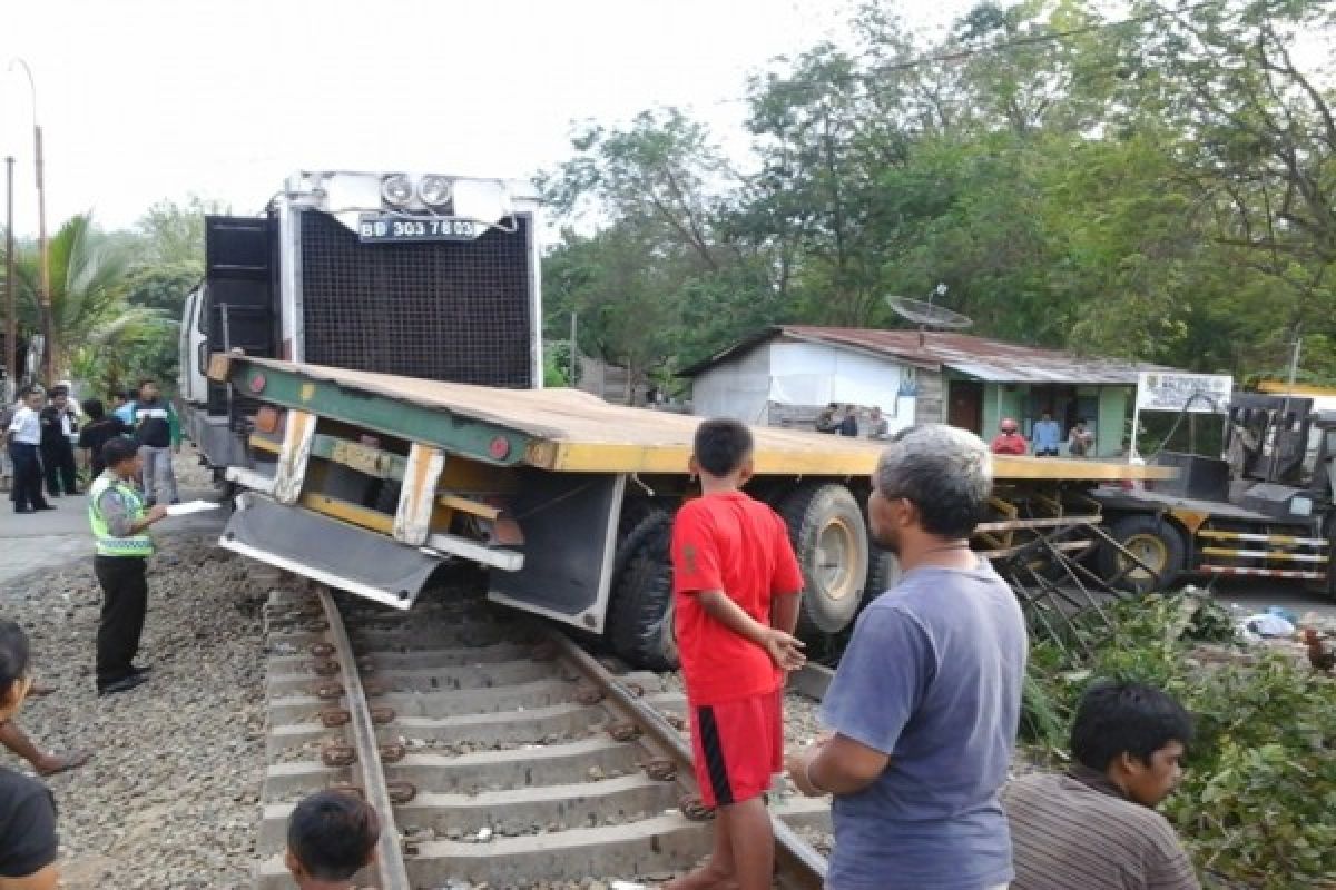 Lokomotif KA Tabrak Truk di Siantar