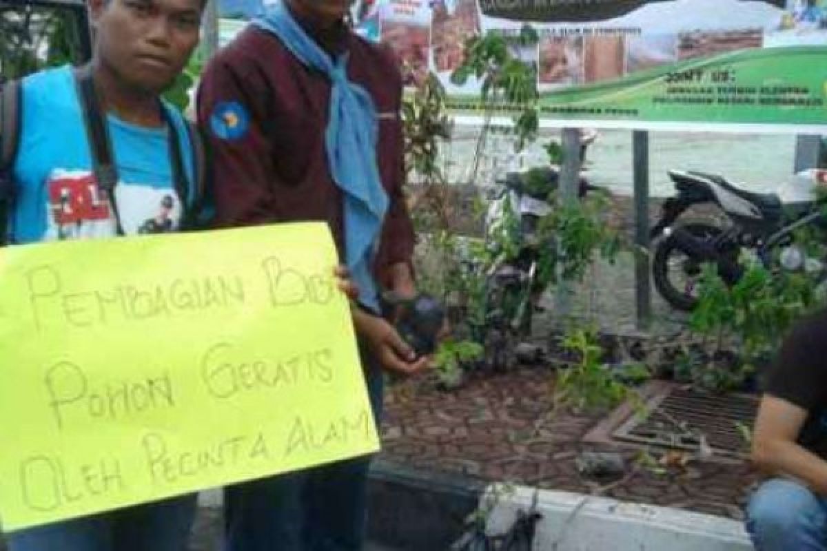 Mapala Laksamana Bagikan 1.000 Bibit Pohon
