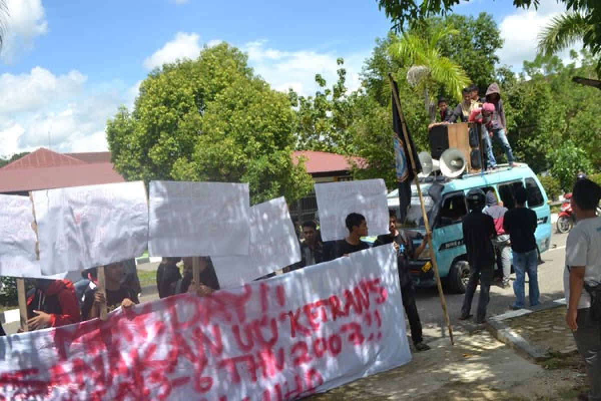 Ratusan Buruh Berorasi Peringati "May Day"