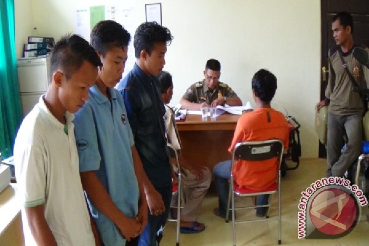 Satpol PP Kayong Utara Amankan Pelajar 