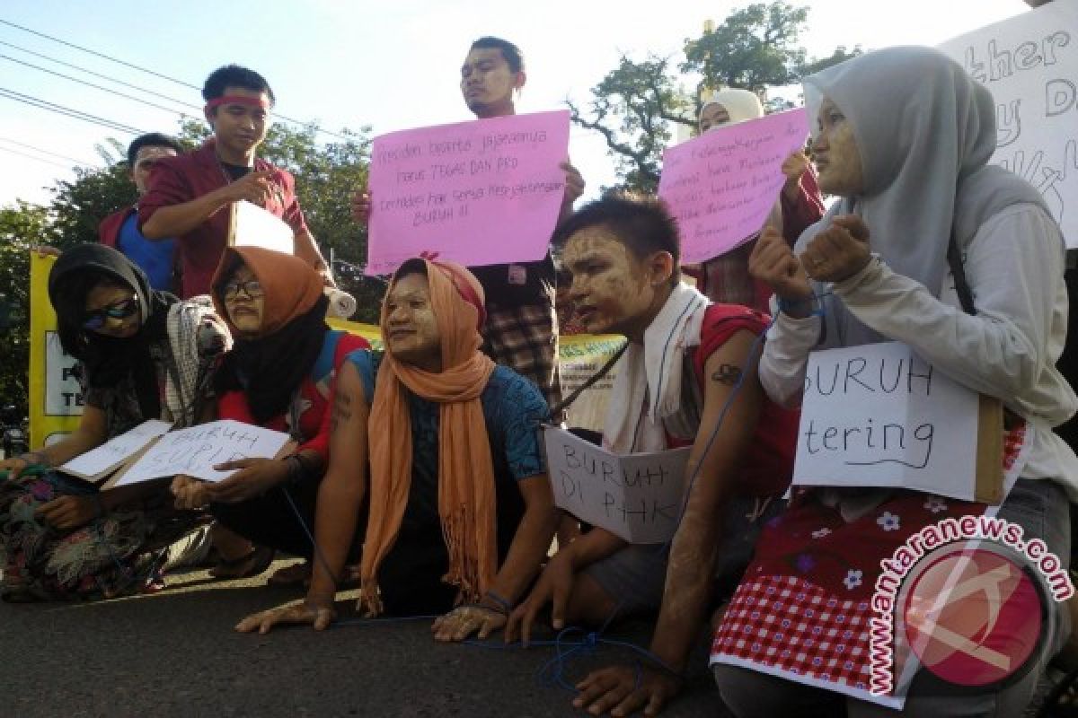 Mahasiswa Fakultas Hukum Unjukrasa Peringati Hari Buruh 