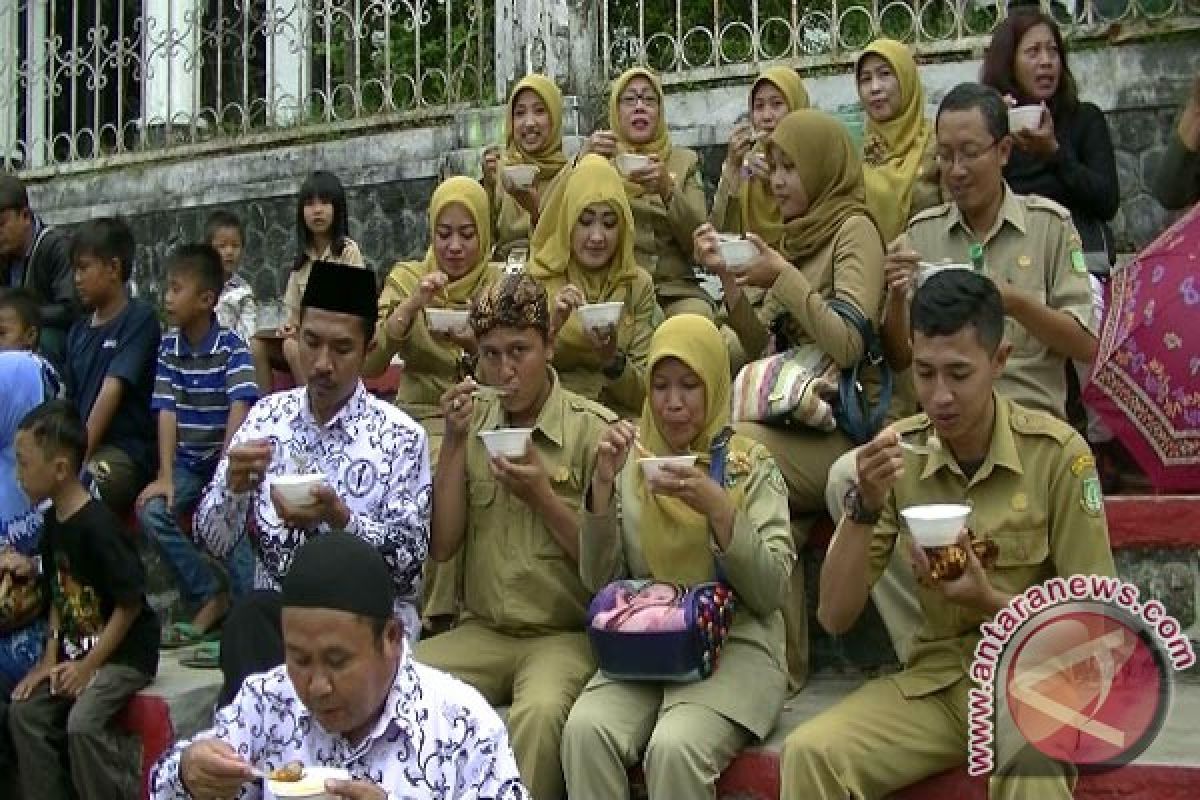 Kota Sukabumi Gelar Makan Bakso Massal