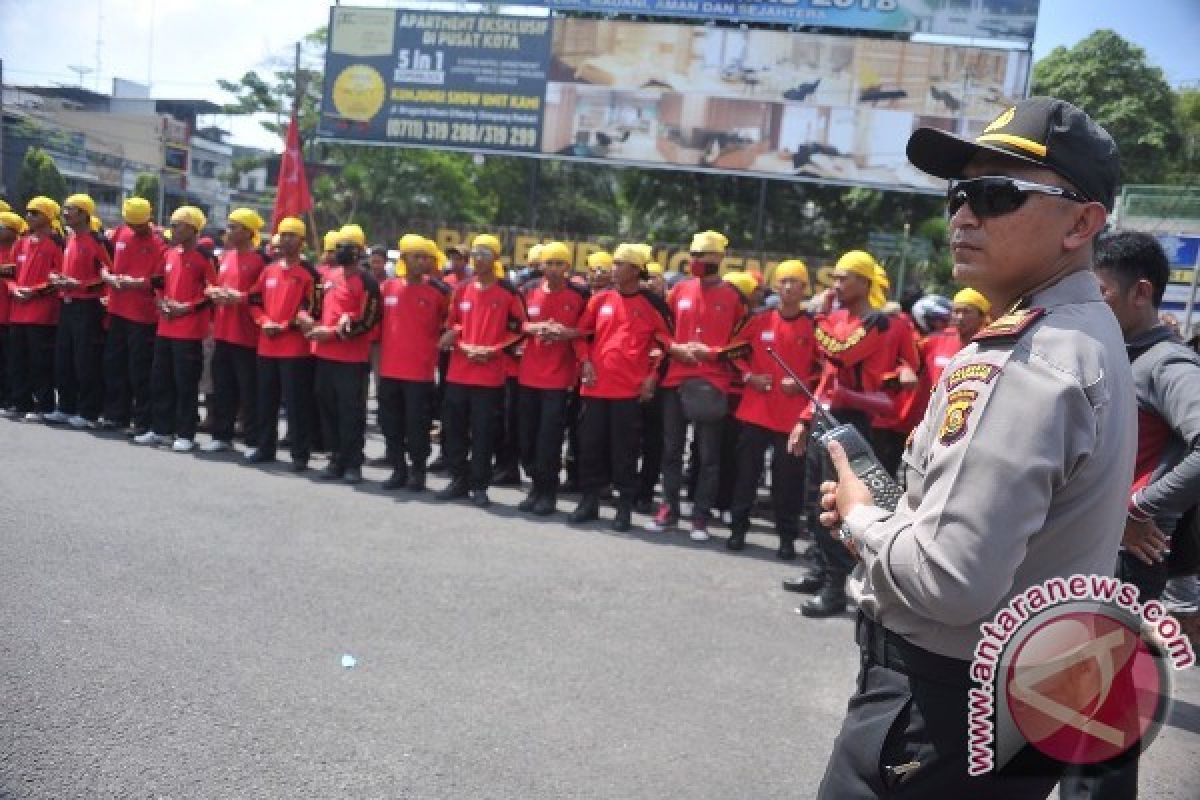 Polisi amankan ribuan warga demo ke Pemprov