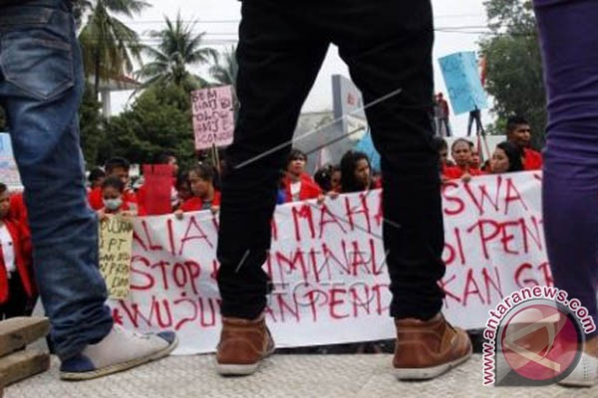 Mahasiswa Makassar unjukrasa peringati Hardiknas 2015 