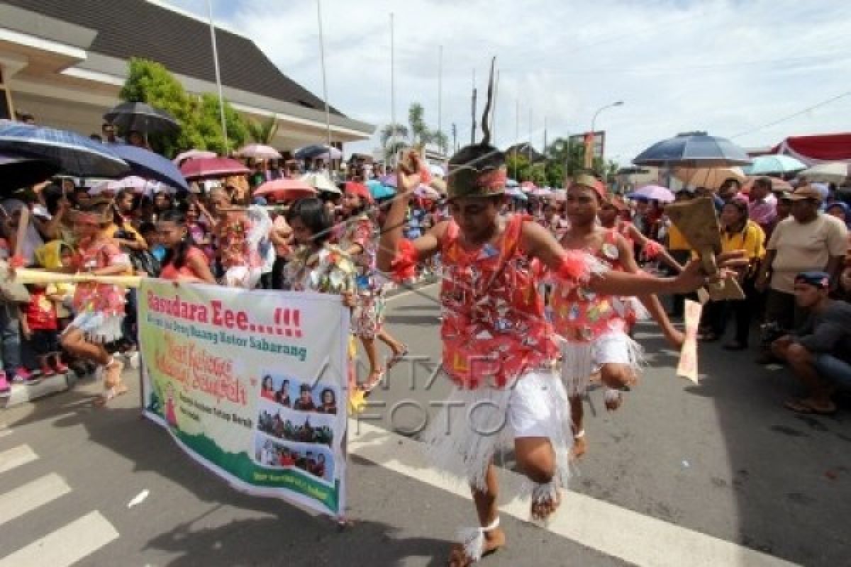 Siswa di Ambon Karnaval Kalesang Sampah