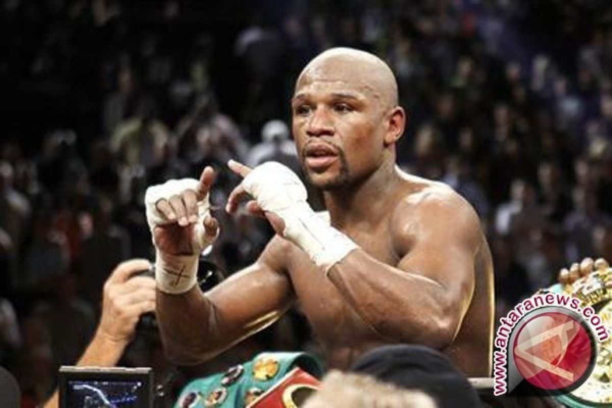 Khan Teriakkan Nama Mayweather Setelah Menang Atas Algieri