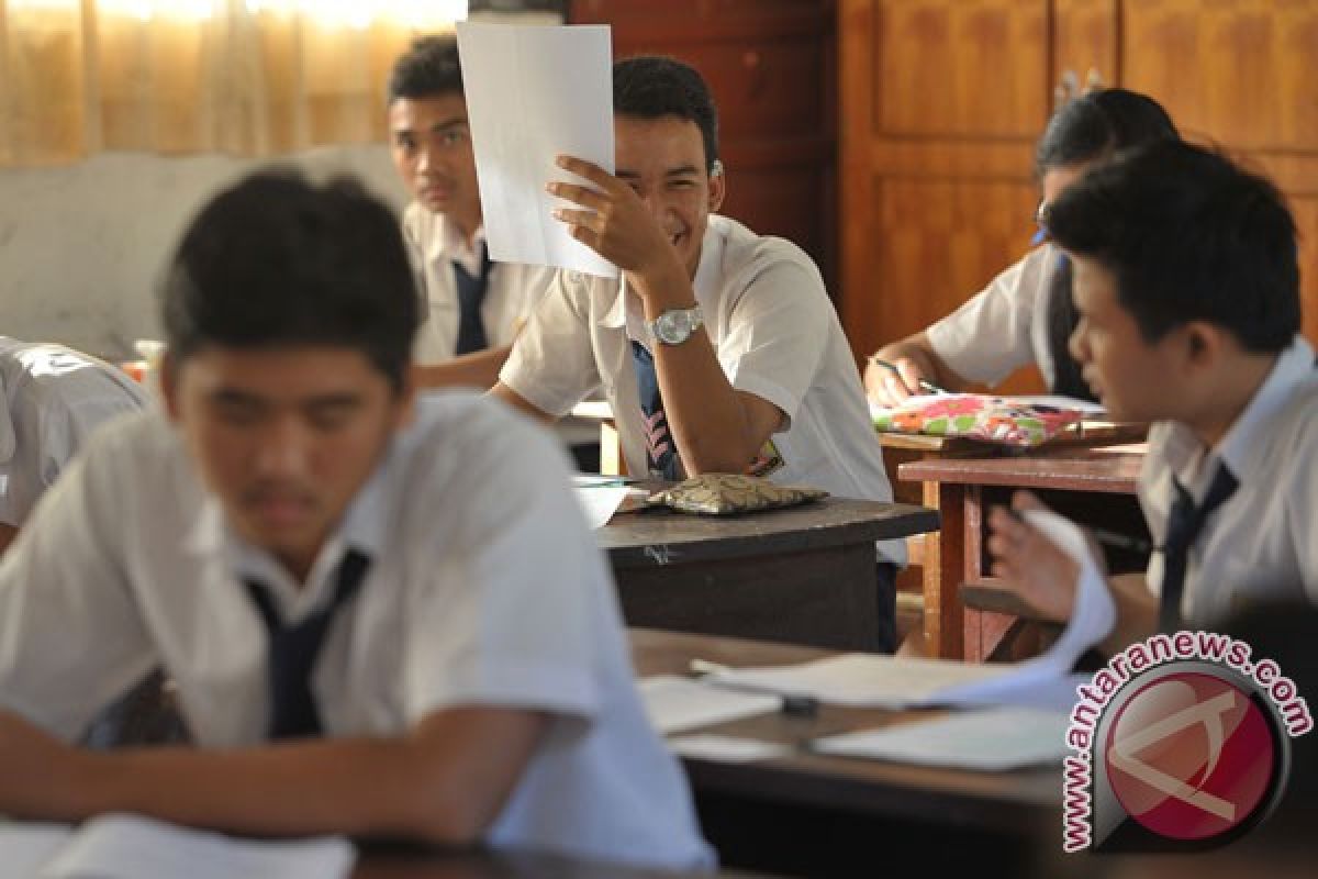 Ratusan peserta UN SMP bekasi ujian numpang