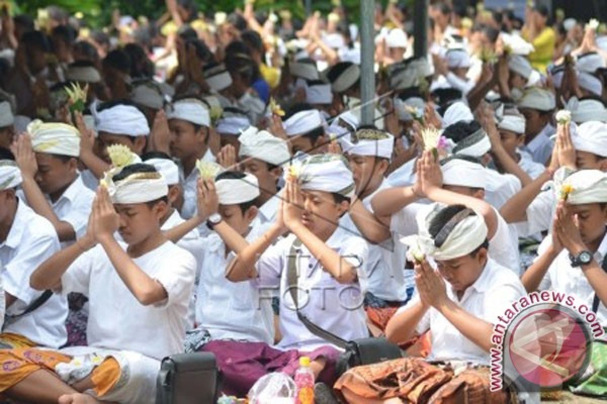 Pelajar di Bali Ikuti Ritual Saraswati