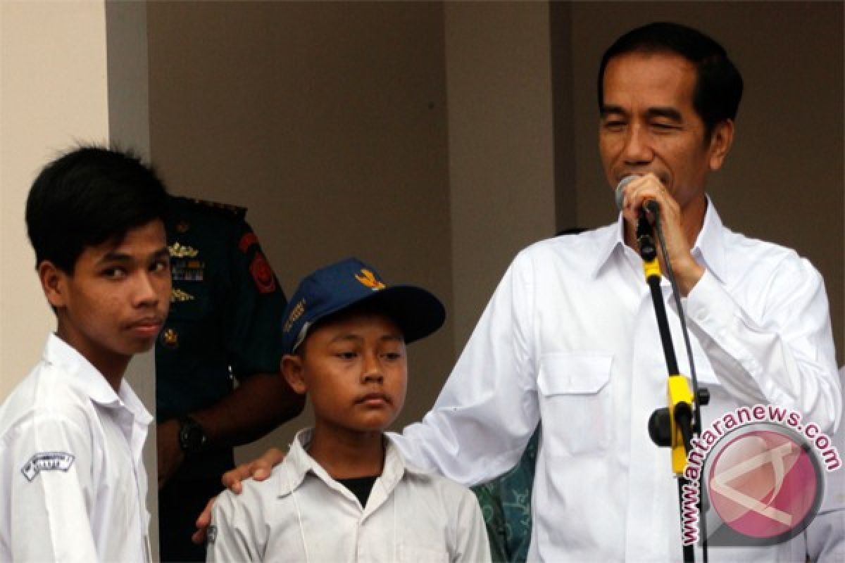 President hands out three social cards in Sleman