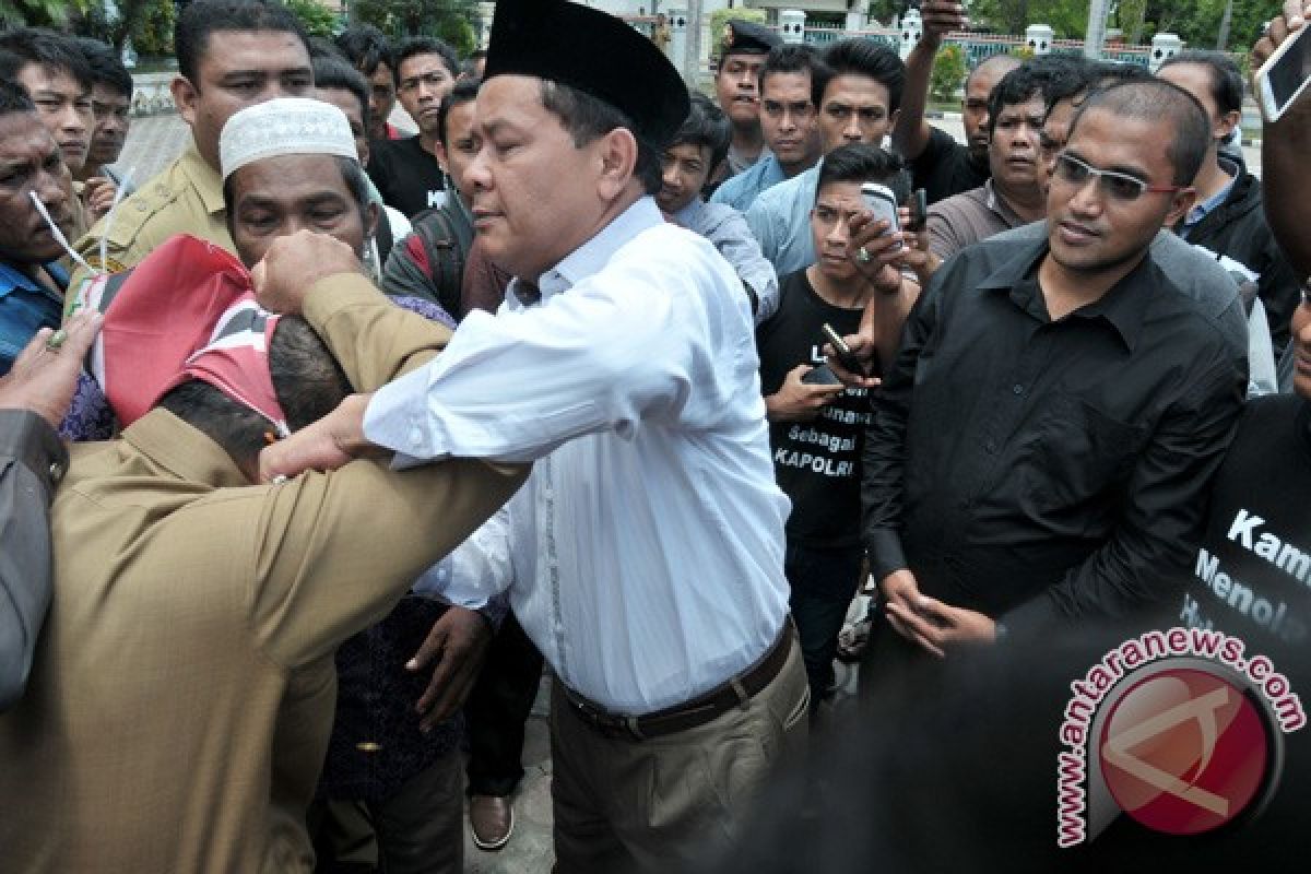 Ketua Komisi I DPR Aceh Mengamuk