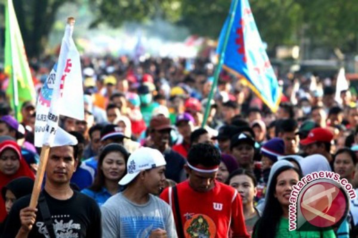 Thousands of Workers Participate in Mayday Fun Walk