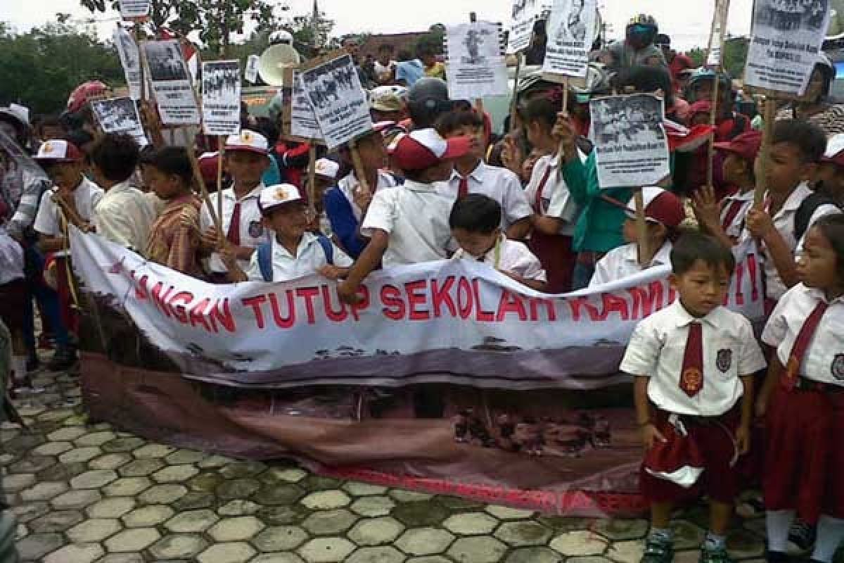 Sekolah Ditutup, Anak-anak Moromoro Demo Pemkab Mesuji