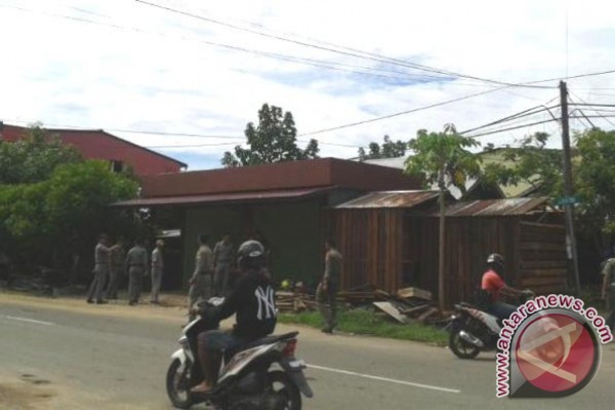 Satpol PP Ketapang Tertibkan Bangunan Diatas Fasum