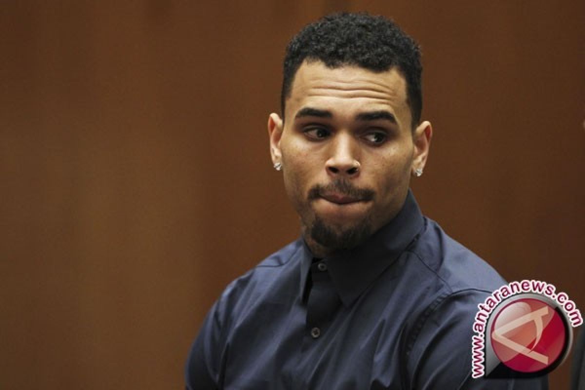 Penyanyi Chris Brown Jadi Tersangka Penganiayaan