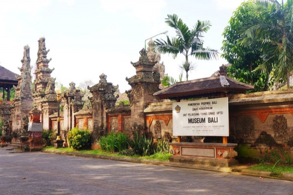 Trio maestro tarikan koleksi topeng Museum Bali