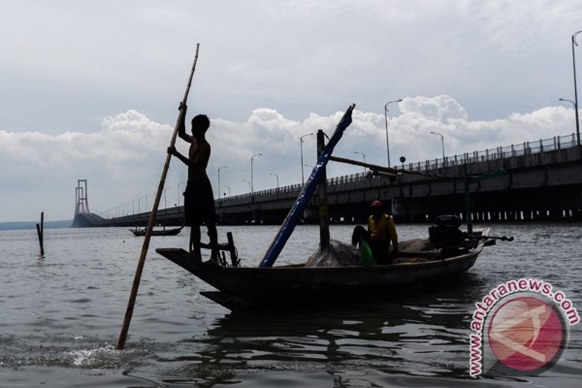 Seven fishermen reported missing off Madura